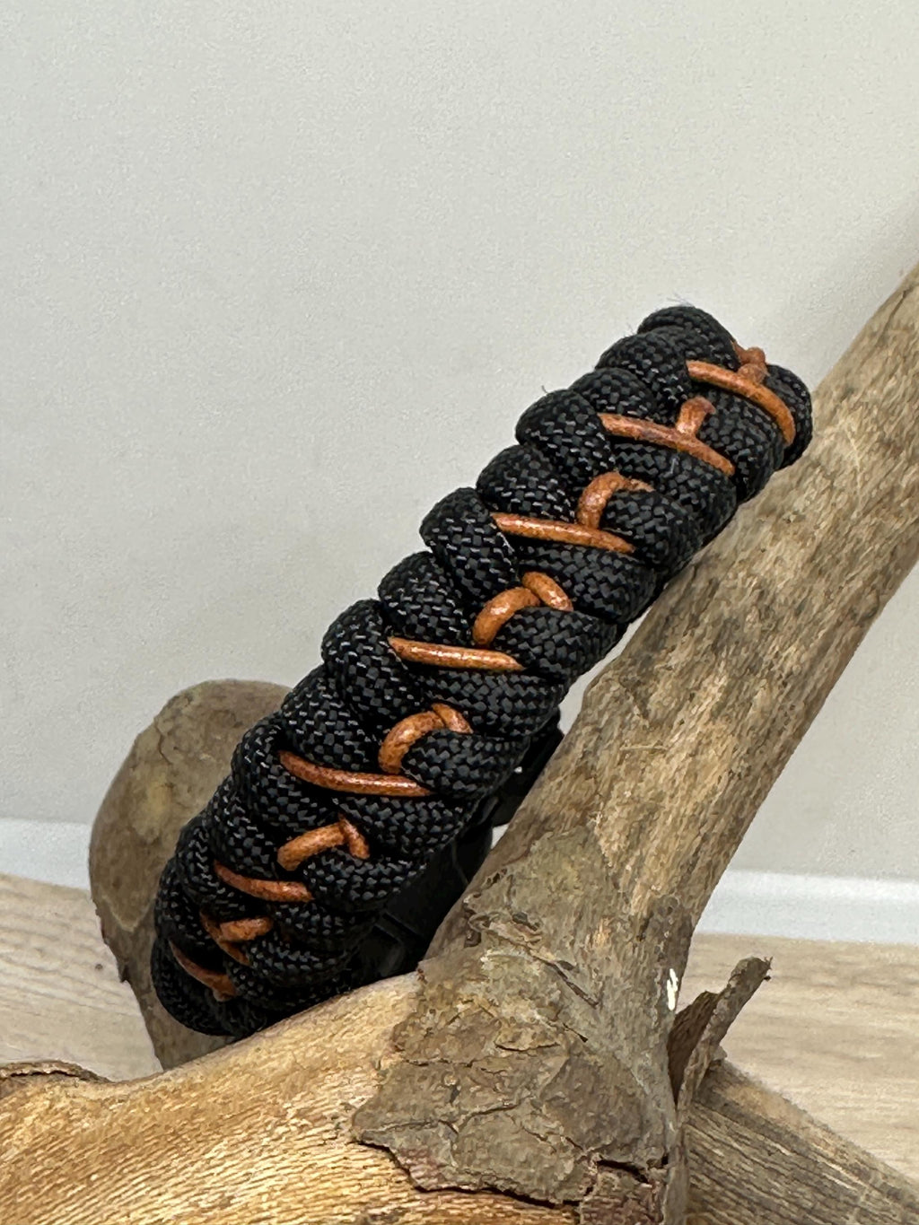 Paracord Men’s Bracelet, black with brown leather details, 8 inches